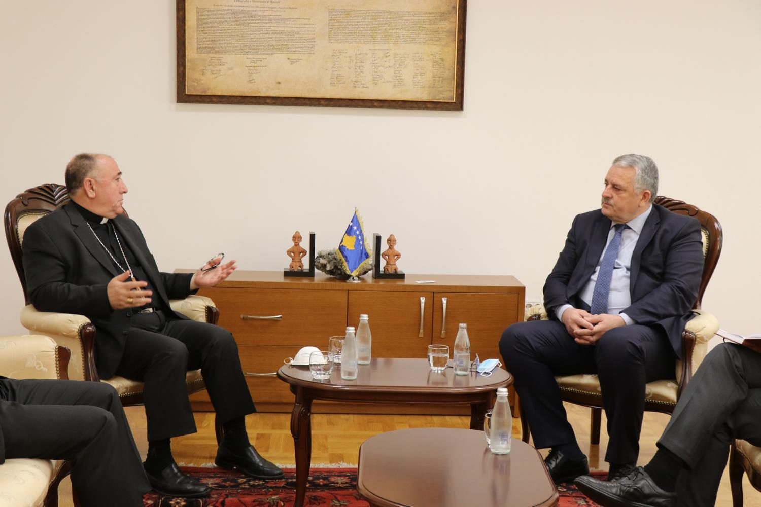 Ministri Agim Veliu priti në takim Ipeshkvin e Kosovës Imzot Dodë Gjergji